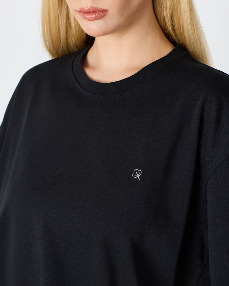 Camiseta Unisex con logo bordado contraste | Colección "HERE I AM"