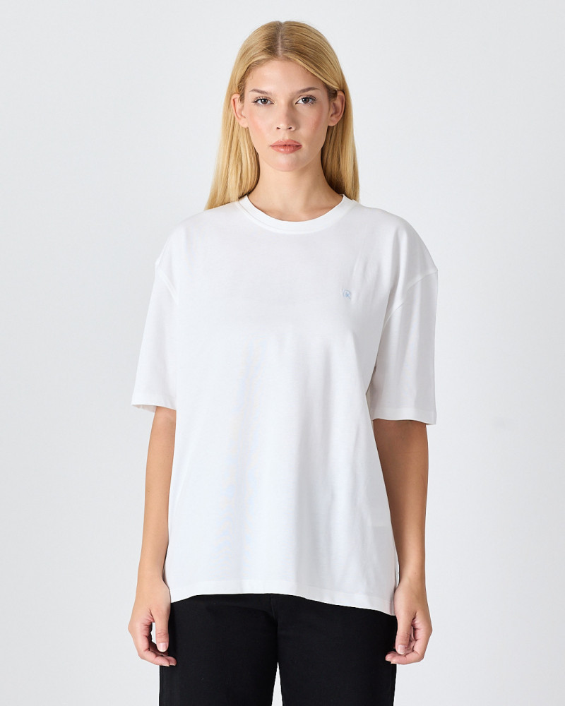 Camiseta Unisex con logo bordado contraste | Colección "HERE I AM"