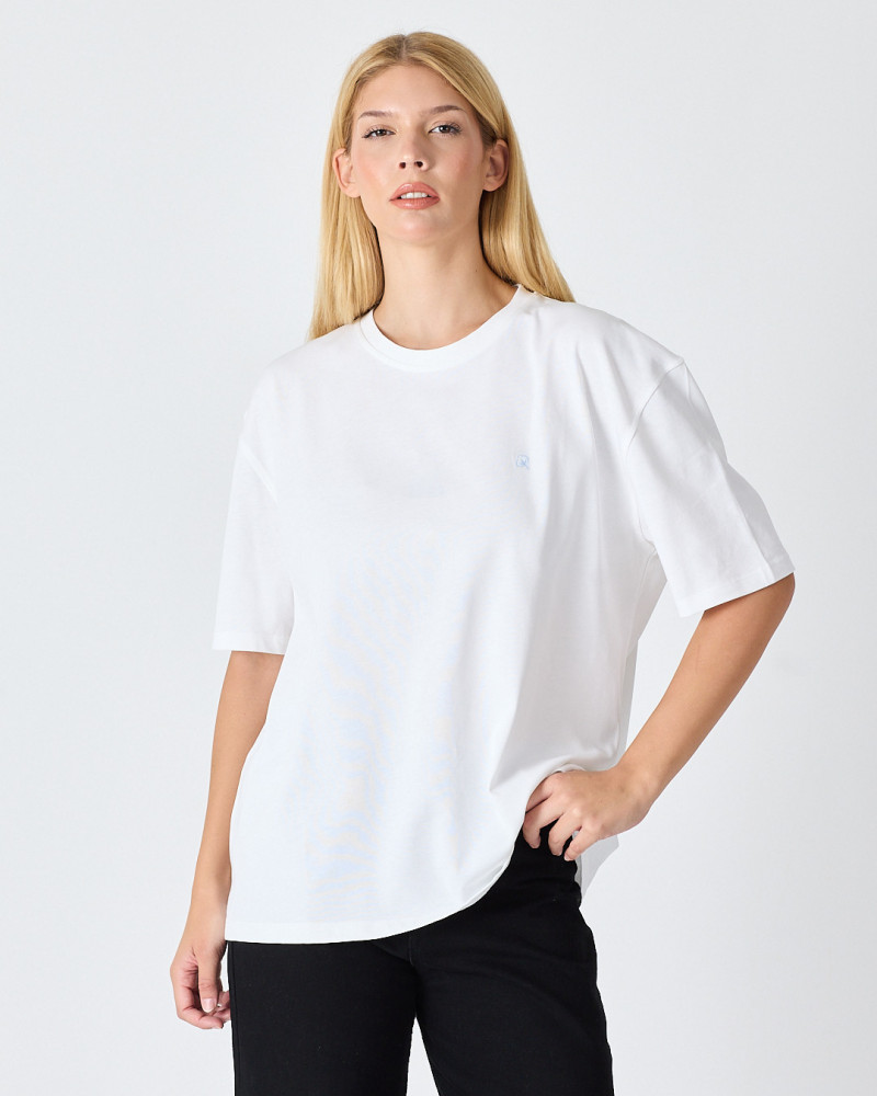 Camiseta Unisex con logo bordado contraste | Colección "HERE I AM"
